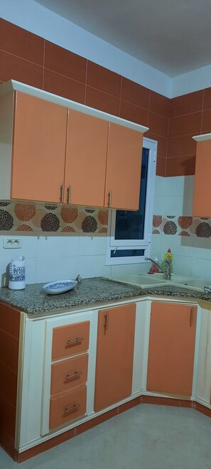 Refrigerador, horno, parrilla de estufa y cafetera y tetera 