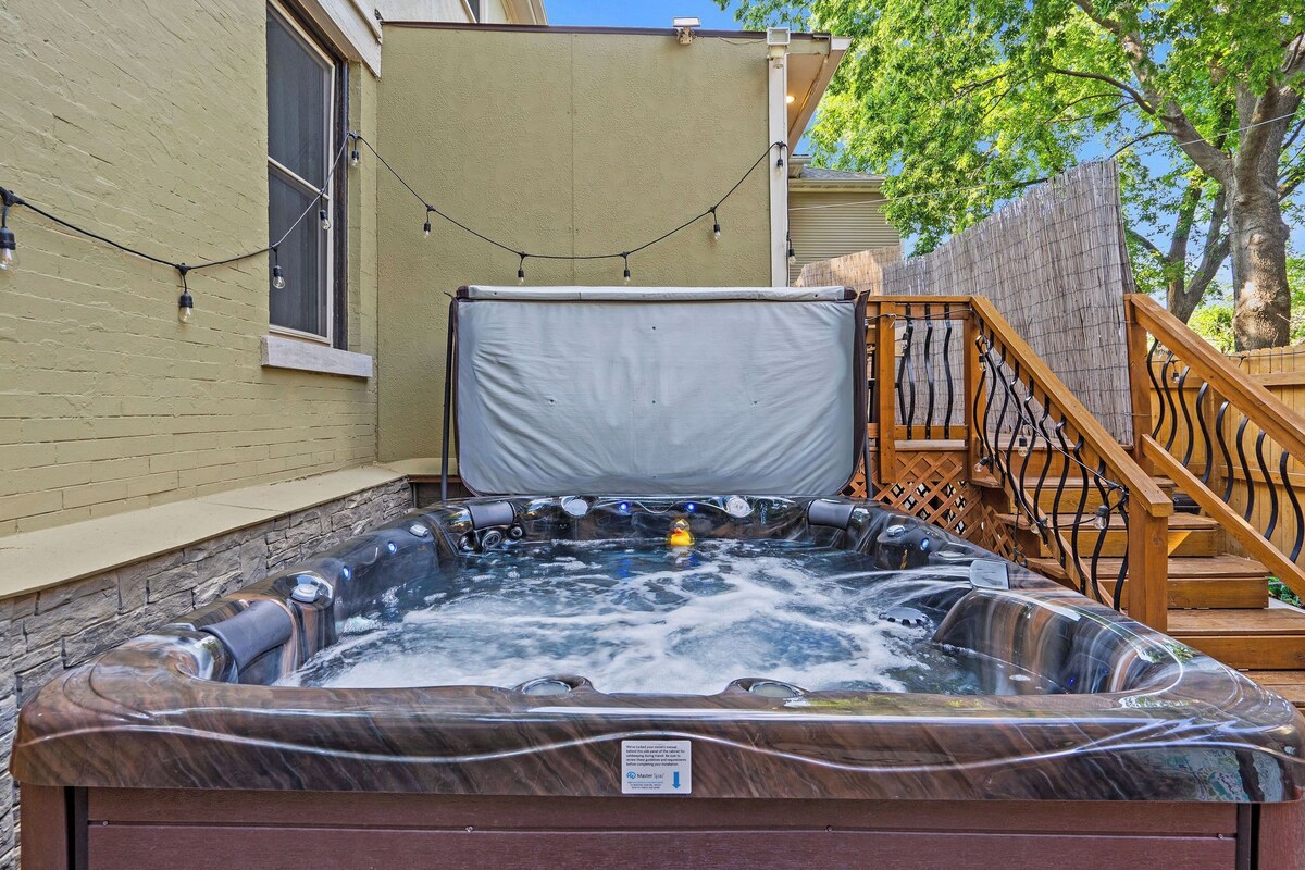 Westport Oasis - Game Room and Private Hot Tub!