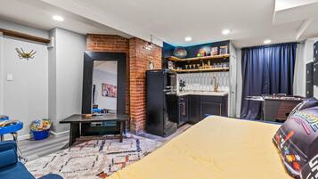 4 bedrooms, iron/ironing board, free WiFi, bed sheets