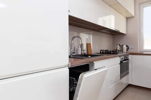 Fridge, oven, stovetop, dishwasher