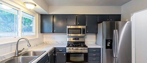 Réfrigérateur, micro-ondes, plaque de cuisson, cafetière/bouilloire