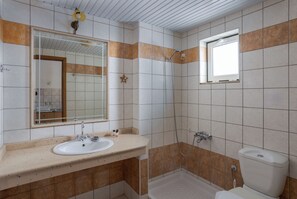 Basic Studio, Non Smoking | Bathroom | Shower, free toiletries, towels, soap