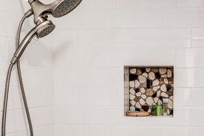 Combined shower/tub, hair dryer, towels - Experience comfort in Sedona Oak Creek F3, a cozy 2BR condo with pools and adventure! (Sedona)