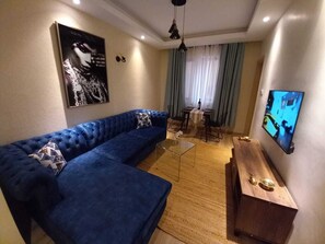 Leilighet – business | Oppholdsområde | En 24-tommers smart-TV med digitale kanaler samt TV