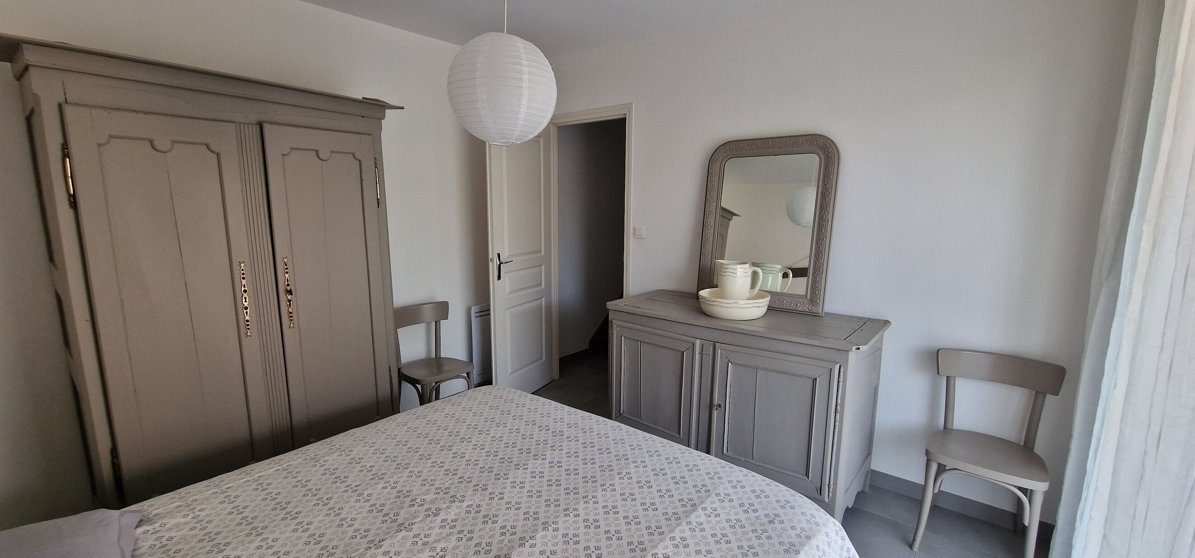 2 habitaciones, tabla de planchar con plancha y cuna de viaje 