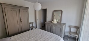 2 habitaciones, tabla de planchar con plancha y cuna de viaje