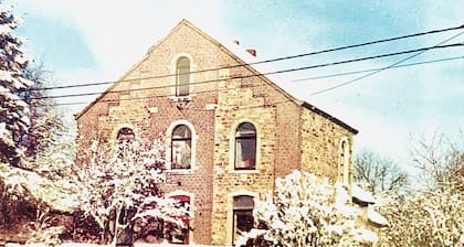 Ancienne Ă©cole dans un joli petit village entourĂ© de la forĂȘt