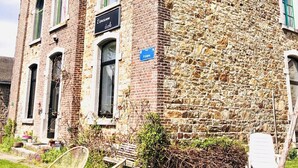 Un edificio de piedra con un letrero que dice 'Ervingy' y un cartel azul que indica 'Ervingy'.