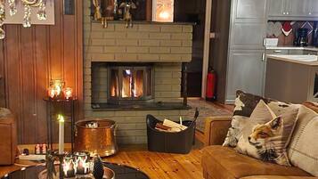 Een open haard en een stereo