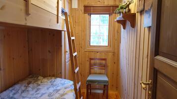 3 bedrooms, desk, iron/ironing board, travel cot