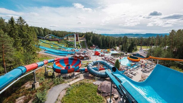 Un parc aquatique doté de plusieurs toboggans et d’un espace piscine.