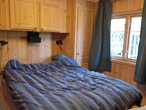 3 bedrooms, desk, iron/ironing board, travel cot