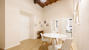 Comfort-Apartment | Wohnbereich | 40-Zoll-Flachbildfernseher mit Digitalempfang, Fernseher