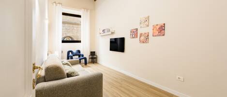 Comfort-lejlighed | Opholdsområde | 40-tommers fladskærms-tv med digitale kanaler, tv