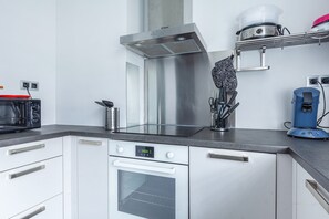 Réfrigérateur, micro-ondes, four, lave-vaisselle