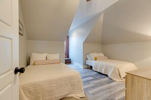 5 bedrooms, desk, iron/ironing board, travel cot