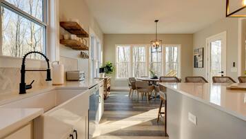 Køleskab, mikrobølgeovn, ovn, kogeplade