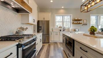 Geladeira, micro-ondas, fogão, cooktop