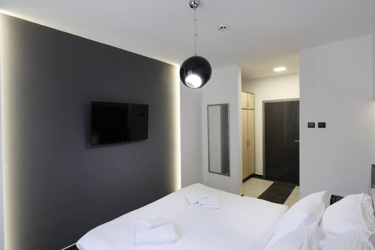 Minibar, caja de seguridad en la habitación y escritorio 