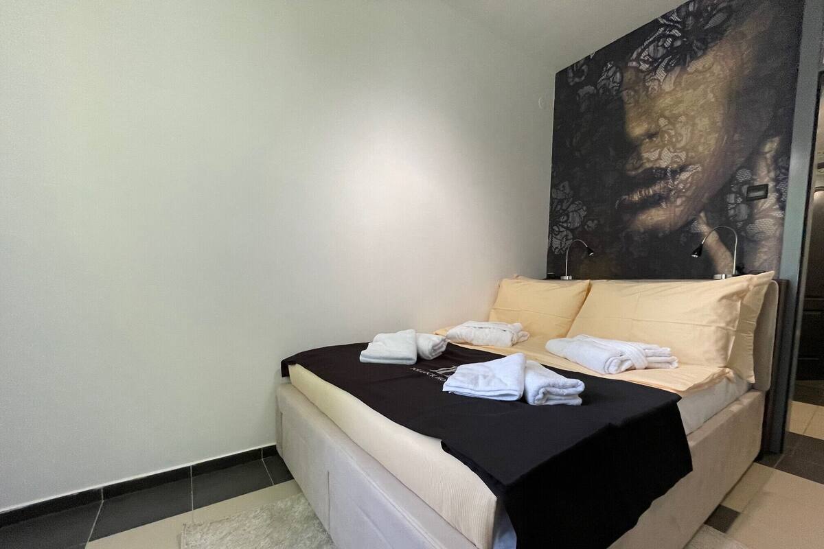 Minibar, caja de seguridad en la habitación y escritorio 