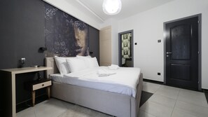 Familiekamer | Een minibar, een kluis op de kamer, individueel gedecoreerd