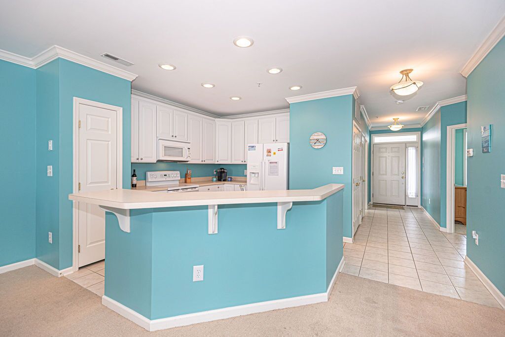 Bright, modern 3-bedroom luxury condo in gated community, free WiFi, private bayside beaches, an indoor and outdoor pool, and more located midtown and a couple blocks to the ocean!