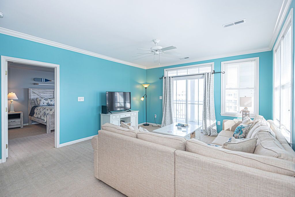 Bright, modern 3-bedroom luxury condo in gated community, free WiFi, private bayside beaches, an indoor and outdoor pool, and more located midtown and a couple blocks to the ocean!