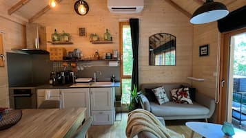 Fridge, oven, stovetop, coffee/tea maker
