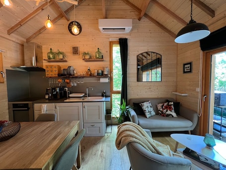 Réfrigérateur, four, plaque de cuisson, cafetière/bouilloire. Hébergement Insolite Cabane Petit Bois à 1h15 de Paris