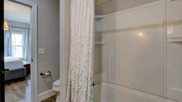 Duschwanne, Haartrockner, HandtĂŒcher, Seife