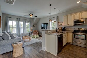 Jääkaappi, mikroaaltouuni, uuni, liesi