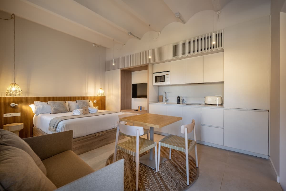 Deluxe studio suite | Luxe beddengoed, donzen dekbedden, bedden met traagschuimmatras