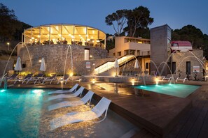 Una piscina al aire libre de temporada