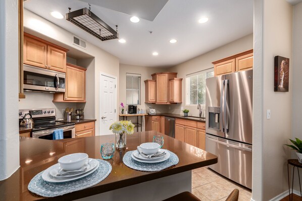 Réfrigérateur, four à micro-ondes, un four, surface de cuisson