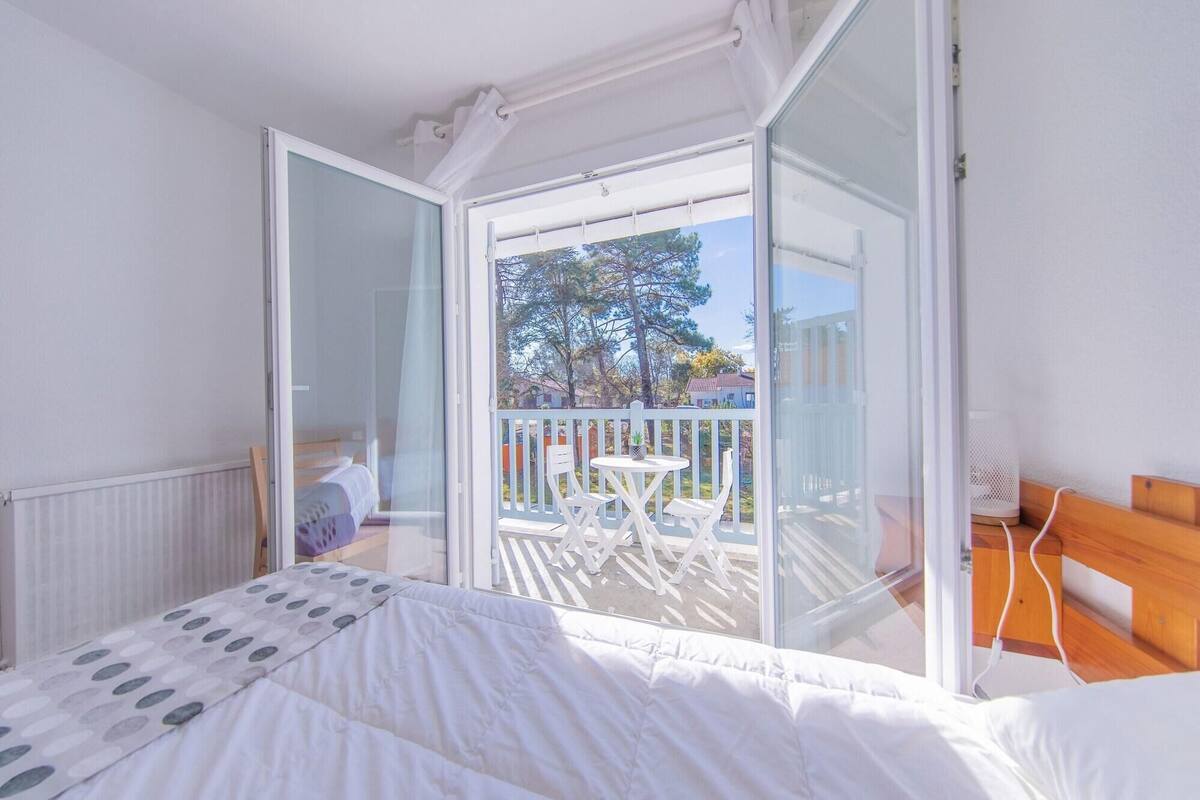 Desk, cribs (surcharge), WiFi (free)