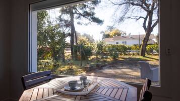 Tägliches Frühstücksbuffet (12.00 EUR pro Person)