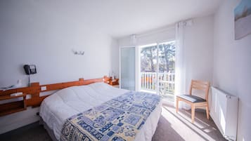 Habitación doble Confort, balcón | Escritorio, cunas y wifi gratis