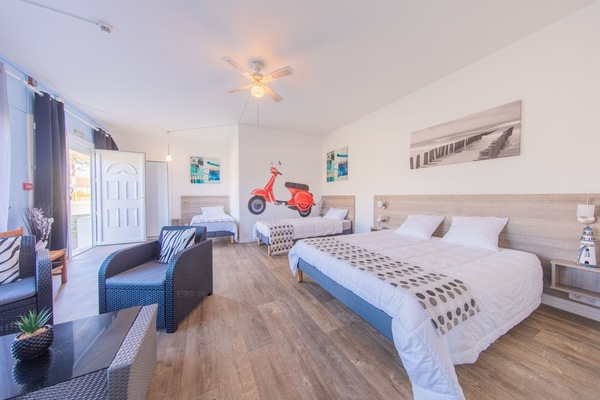 Family Room | Desk, cribs/infant beds, free WiFi