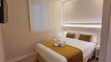 经济双人房 | 办公桌、免费 WiFi、床单