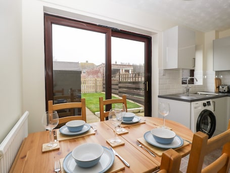 Cottage | Private kitchen | Fridge, cookware/dishes/utensils