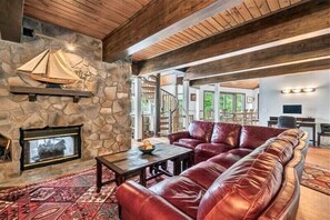 Televisión, reproductor de DVD, mesa de ping pong