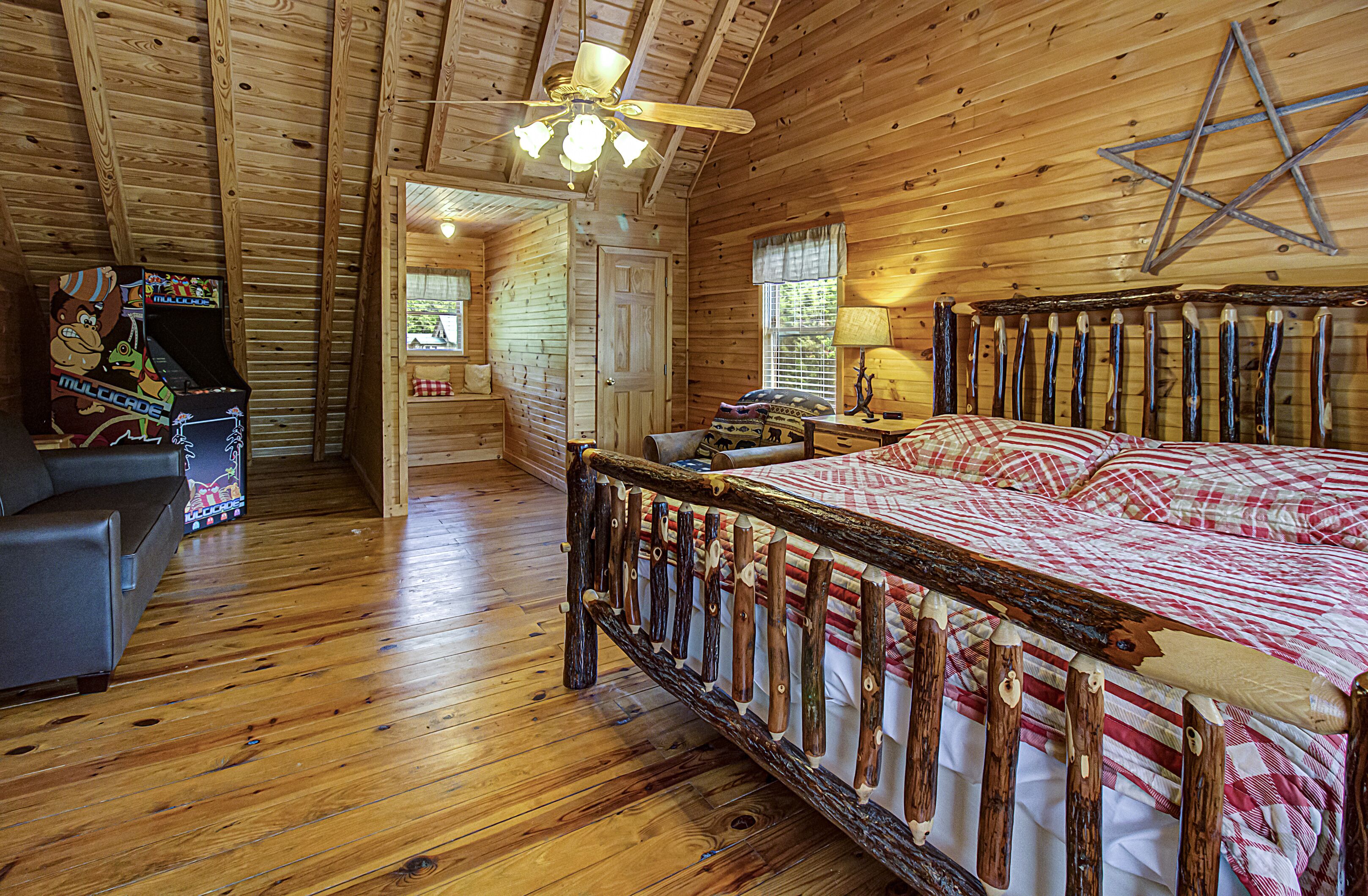 Creekside Mountain View Cabin near National Park with firepit & arcade game!