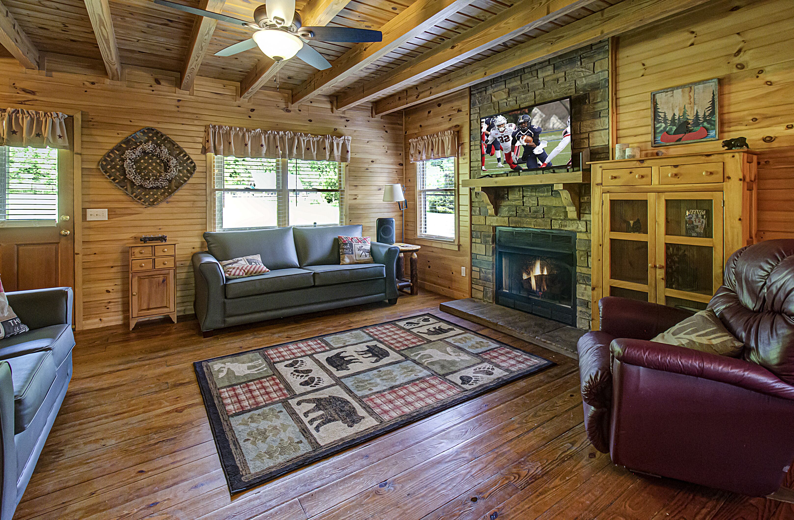 Creekside Mountain View Cabin near National Park with firepit & arcade game!