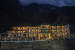 Fachada de la propiedad por la tarde o noche