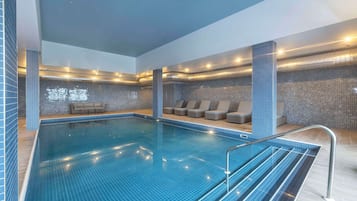 Indoor pool, sun loungers