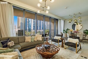 デラックス アパートメント | リビング エリア | 32 インチのスマートテレビ (衛星放送視聴可)、テレビ