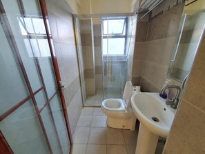 Business Apartment | Bathroom | Shower, free toiletries, slippers, bidet