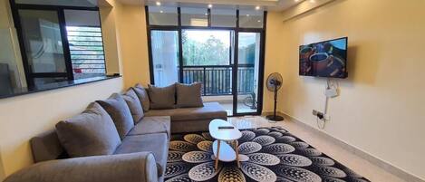 Business-Apartment | Wohnbereich | 24-Zoll-Smart-TV mit Digitalempfang, Fernseher