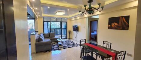 Leilighet – business | Oppholdsområde | En 24-tommers smart-TV med digitale kanaler samt TV