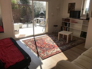 TV - Garden apartment with swimming pool in house (Penne-d'Agenais)